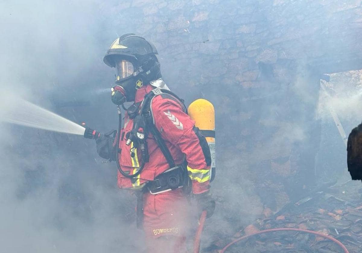 Los Bomberos Extinguen Un Incendio En Una Vivienda De Bogajo La Gaceta De Salamanca 7181